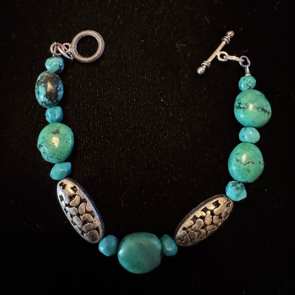 Hand crafted vintage silver and turquoise beaded bracelet. Size 7.5
Rare Find